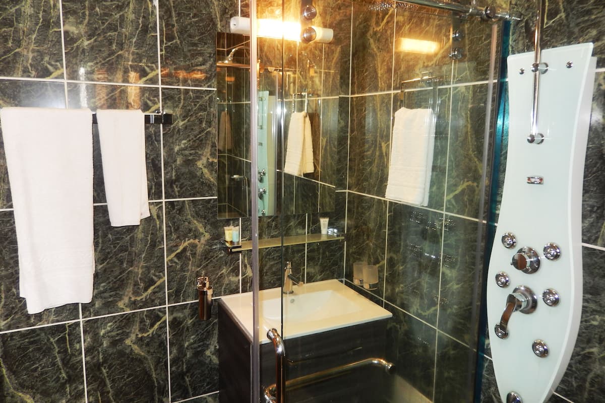 standard room | bathroom