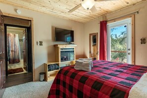 2 bedrooms, desk, iron/ironing board, free WiFi - Midtown Hideaway- Cozy A-Frame Cabin with canyon views  (Ruidoso)