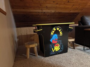 Games room - Midtown Hideaway- Cozy A-Frame Cabin with canyon views  (Ruidoso)