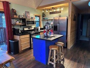 Refrigerador, microondas, horno y parrilla de estufa 