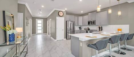 ثلاجة، ميكروويف، فرن، موقد طهي مسطح