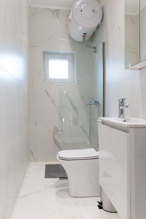 Dusche, Haartrockner, Handtücher, Seife