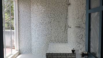 Deluxe Cabin | Bathroom | Shower, heated floors, soap, shampoo