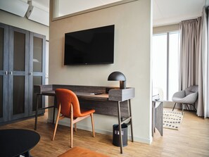 Suite | Meja, ruang kerja komputer riba, langsir/tirai gelap terus, kalis bunyi 