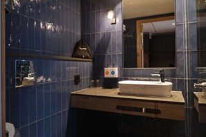 Superior Double Room | Meja, ruang kerja komputer riba, langsir/tirai gelap terus, kalis bunyi 