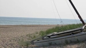 Uma praia com um barco parcialmente na areia.