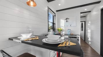 Luksussviitti | Yksityinen keittonurkkaus | Minijääkaappi, mikroaaltouuni, liesi, kahvin-/teenkeitin