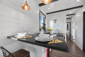 Luksussviitti | Yksityinen keittonurkkaus | Minijääkaappi, mikroaaltouuni, liesi, kahvin-/teenkeitin