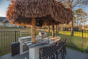 Una piscina al aire libre, sombrillas, sillones reclinables de piscina