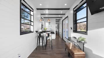 Phòng Suite Cao cấp | Bếp nhỏ riêng | Tủ lạnh nhỏ, lò vi sóng, bếp nấu, dụng cụ pha cà phê/trà