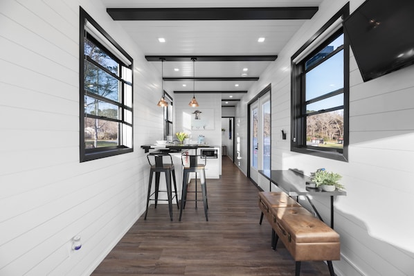 Luksussviitti | Yksityinen keittonurkkaus | Minijääkaappi, mikroaaltouuni, liesi, kahvin-/teenkeitin