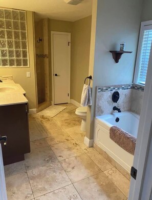 Combined shower/tub, jetted tub, hair dryer, towels