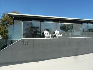 Terrace/patio - Situated across the road from the beach (Bridport)