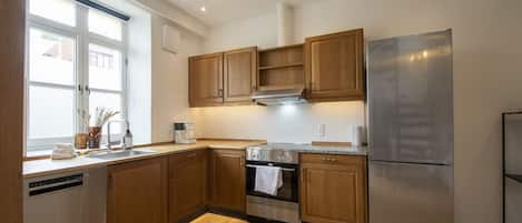 GroĂer KĂŒhlschrank, Ofen, GeschirrspĂŒler, Toaster