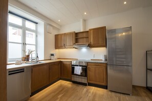 Refrigerador con freezer, horno, lavavajillas, tostadora