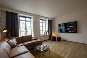 75-inch LED TV with cable channels, TV, Netflix - Stylish two floor Deluxe Apartment (Sønderborg)