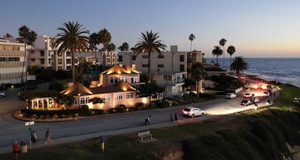 Oceanfront Landmark House downstair next to the beach Panoramic Ocean Views!