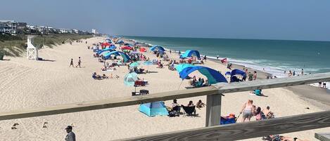 Plage à proximité, chaises longues, serviettes de plage