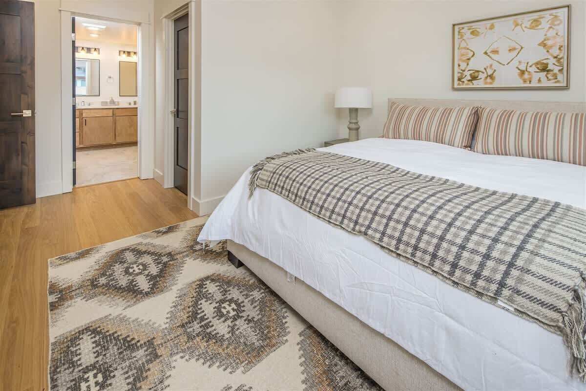 4 bedrooms, desk, iron/ironing board, WiFi