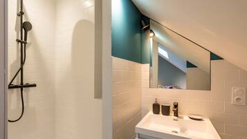 Douche, sèche-cheveux, serviettes fournies, savon