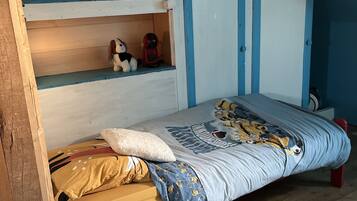 3 slaapkamers, reisbedje, gratis wifi, beddengoed