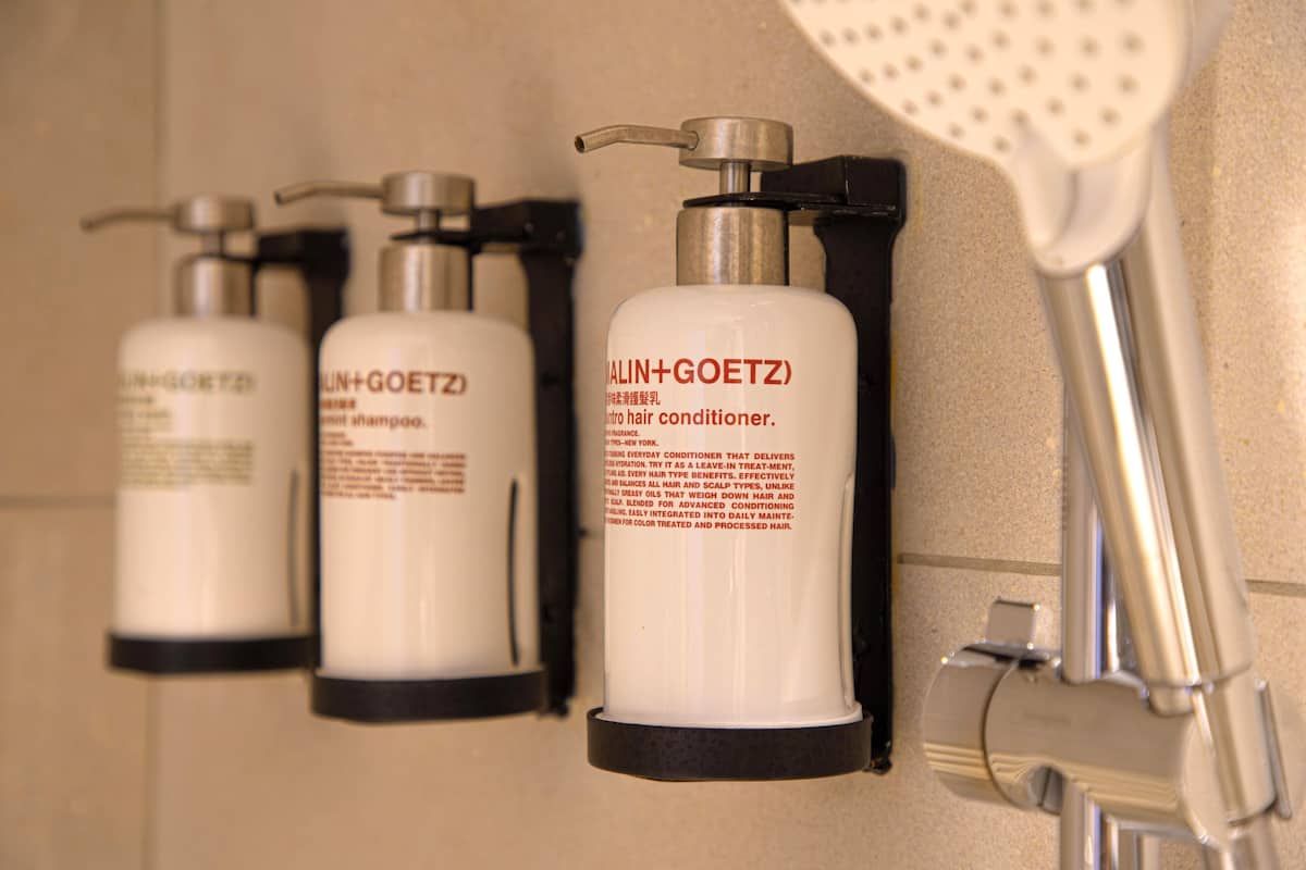 Minibar, caja de seguridad en la habitación, wifi gratis y ropa de cama