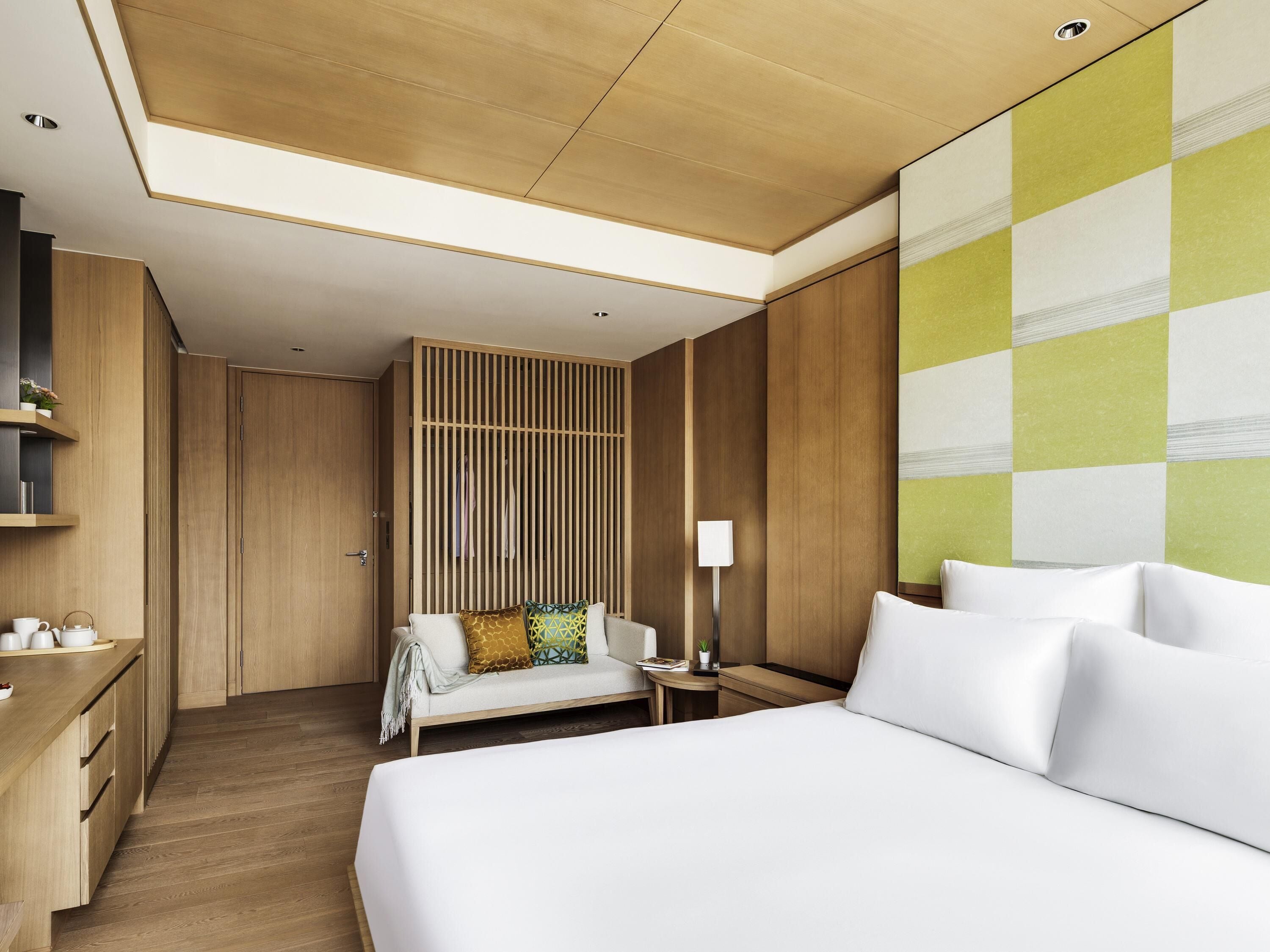 Deluxe Studio, 1 King Bed with Sofa | Minibar, in-room safe, free WiFi, bed sheets