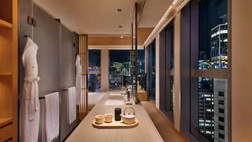 ๋๋ญ์ค๋ฃธ, ํน์ฌ์ด์ฆ์นจ๋ 1๊ฐ (Japanese-style Tatami) | ๋ฏธ๋๋ฐ, ๊ฐ์ค ๋ด ๊ธ๊ณ , ๋ฌด๋ฃ WiFi, ์นจ๋ ์ํธ
