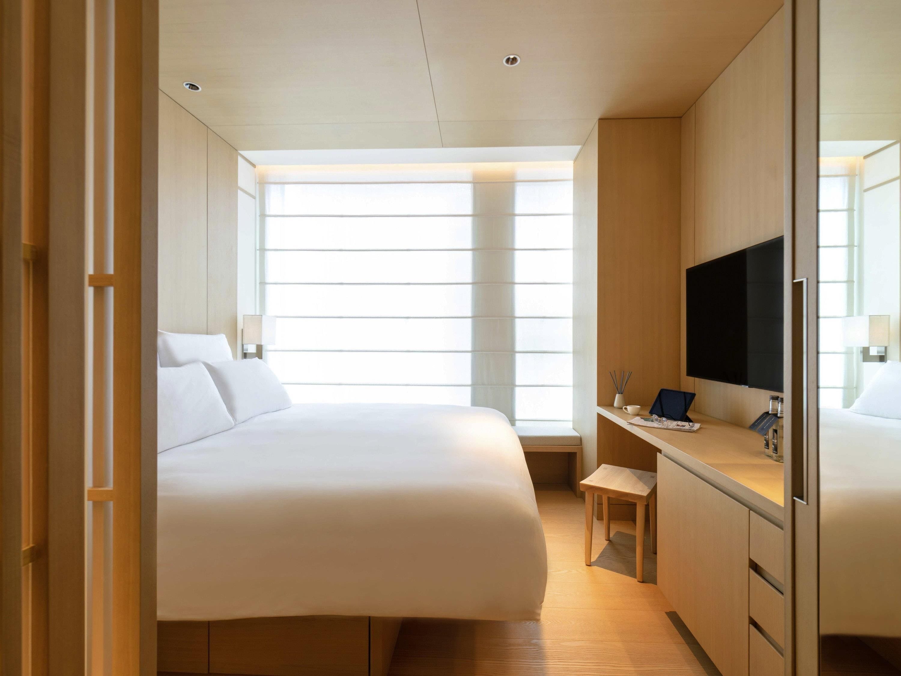 经典客房, 1 张特大床 | 迷你吧、客房内保险箱、免费 WiFi、床单