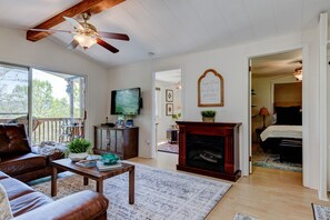 4 habitaciones, escritorio y tabla de planchar con plancha 