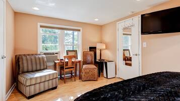 4 bedrooms, desk, iron/ironing board, travel crib