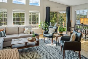 Smart TV, fireplace, DVD player, books - River front home w/river access🎣🏊‍♀🚣‍♂️🐕🚵‍♀️ (Post Falls)