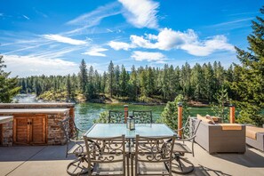Outdoor dining - River front home w/river access🎣🏊‍♀🚣‍♂️🐕🚵‍♀️ (Post Falls)
