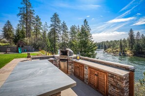 Terrace/patio - River front home w/river access🎣🏊‍♀🚣‍♂️🐕🚵‍♀️ (Post Falls)