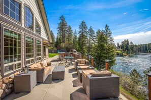 Outdoor dining - River front home w/river access🎣🏊‍♀🚣‍♂️🐕🚵‍♀️ (Post Falls)