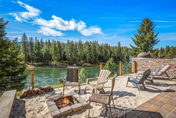 Terrace/patio - River front home w/river access🎣🏊‍♀🚣‍♂️🐕🚵‍♀️ (Post Falls)