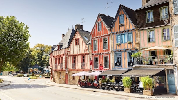 A row of traditional half-timbered buildings with outdoor seating areas and a café. - Vannes, 4-star luxury flat with car park (Vannes)