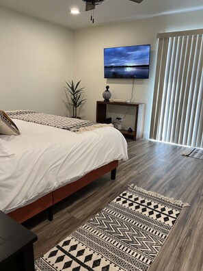 3 bedrooms, iron/ironing board, free WiFi, bed sheets - Best Lakeview in the city! Easy boat parking and 5 minutes from boat launch.  (Lake Havasu City)