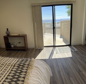 3 bedrooms, iron/ironing board, free WiFi, bed sheets - Best Lakeview in the city! Easy boat parking and 5 minutes from boat launch.  (Lake Havasu City)