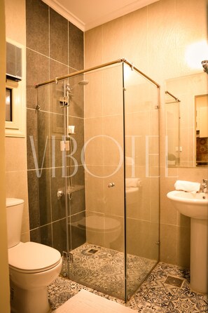 Shower, towels, soap, shampoo - Vibotel a wonderful place 5 minutes to shopping, entertainment, Gulf, AUC, etc.. (New Cairo, Egypt)