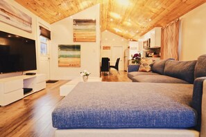 Living area - Modern Beach Cottage - Walk to Beach and Downtown (Huntington Beach)