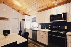 Private kitchen - Modern Beach Cottage - Walk to Beach and Downtown (Huntington Beach)