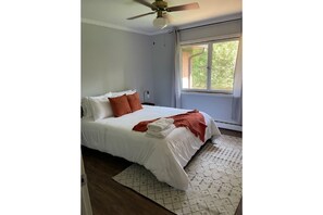 Room - Charming and Spacious 8BR/5BA Home in Jamestown (Jamestown)