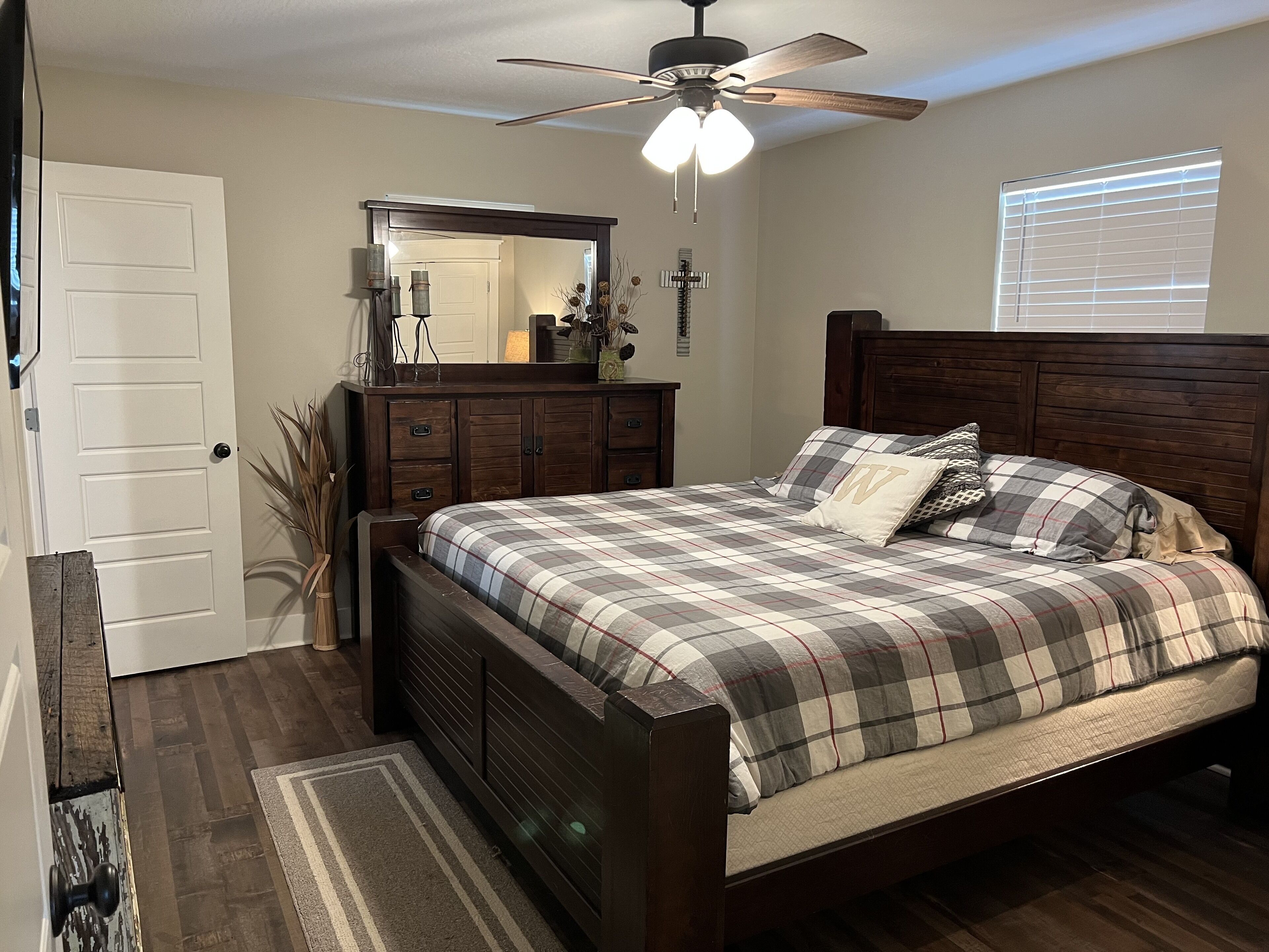 2 quartos, ferros/tábuas de passar roupa, roupa de cama