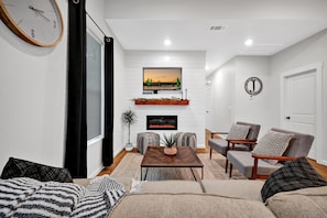 TV, fireplace - Jesse's Place - Magnolia/Baylor/Downtown Waco (Waco)