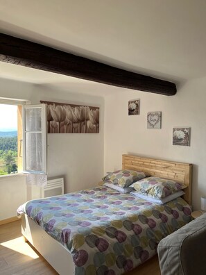 1 bedroom, desk, travel cot, free WiFi