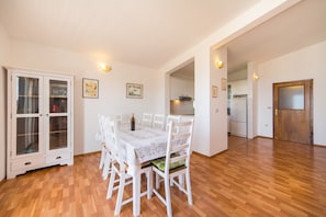 Lägenhet | Eget kök | Kylskåp, ugn, diskmaskin och vattenkokare