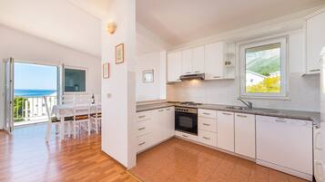 Lejlighed | Privat køkken | Køleskab, ovn, opvaskemaskine, elkedel