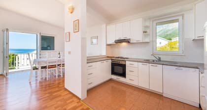Stunning 3-bedroom Apartment in Gradac