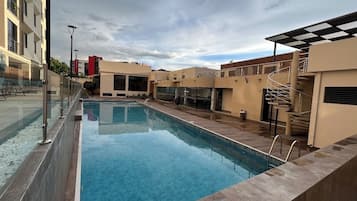 Una piscina al aire libre, una piscina climatizada